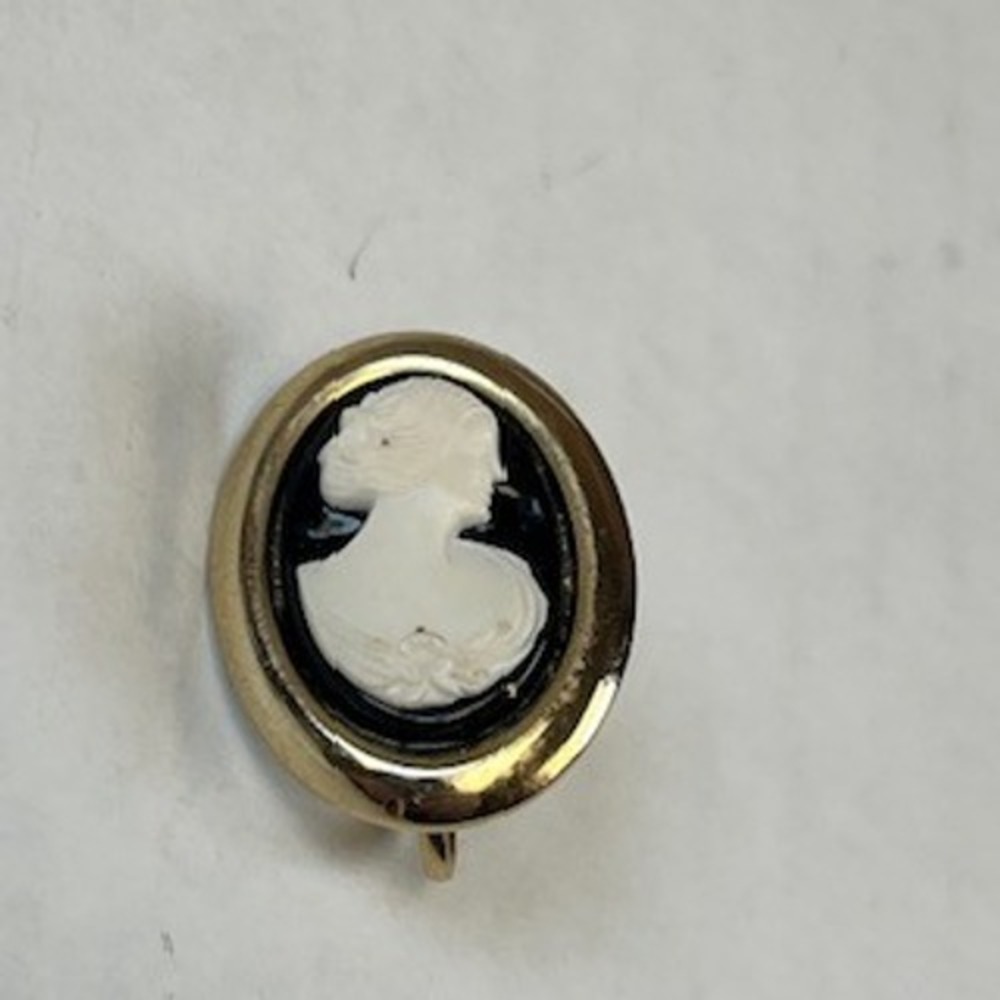 Sarah Coventry‎ Vintage Cameo Clip On Earring Gold Tone Black White Single